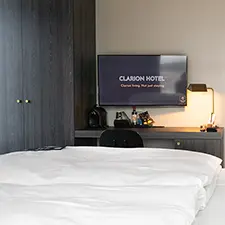 Hotellrom med hotell-tv som viser Infoskjermen-innhold.
