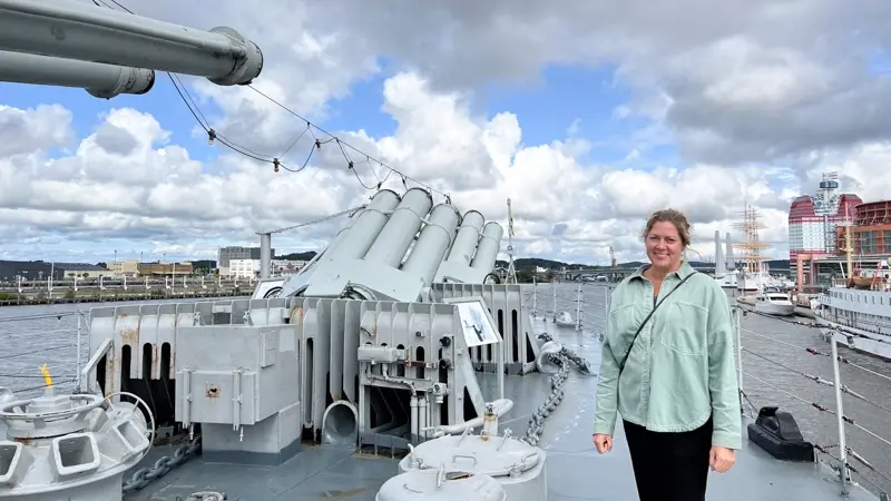 Emelie Leetma, markedsansvarlig ved Maritiman, på dekk på jageren HMS Småland. Foto.